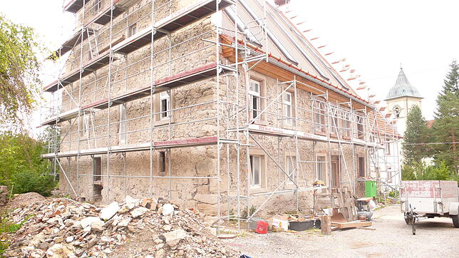 Die Schuttberge geben nur einen unzulänglichen Eindruck von der Großbaustelle im Aasener Anwesen „im Kloster“. Seit 2010 ...
