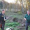 Unmittelbar am jüngsten Kahlschlag, der dem Borkenkäferbefall geschuldet war, gaben Bernhard Schirmer und Thomas Hirner Details zur ...