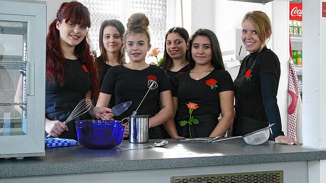 Sie freuen sich schon auf das erste Essen, das Team des Schülercafés (von links): Desiree Stupiello, Stefania Lapello, Eva Pöschel, ...