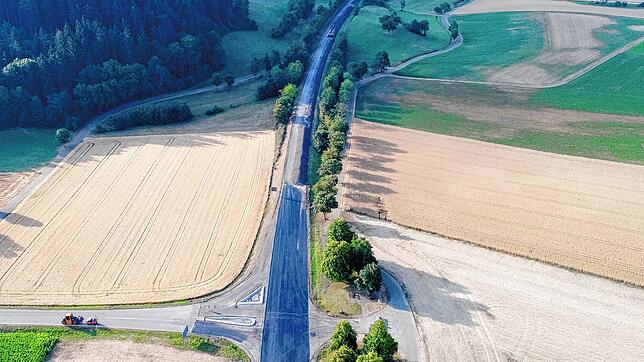 Im Bereich der Behlaer Höhe ist der Fahrbahnbelag auf der B 27 schon abgefräst, diese Woche soll der neue Belag aufgebracht werden.