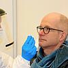 Schnelltest in der Wiestorhalle in Überlingen. Auch SÜDKURIER-Autor Stefan Hilser ließ sich testen. Ergebnis negativ.