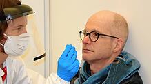 Schnelltest in der Wiestorhalle in Überlingen. Auch SÜDKURIER-Autor Stefan Hilser ließ sich testen. Ergebnis negativ.