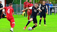 Teamplayer: Stürmer Urs Isele &ndash; hier im Spiel beim SV Jestetten &ndash; hat zwar große Ziele mit dem FC Tiengen 08, doch von einem ...