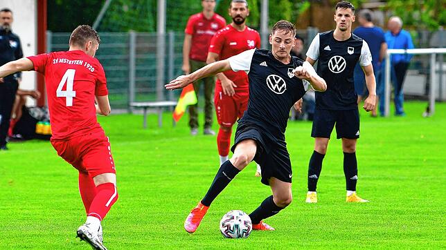 Teamplayer: Stürmer Urs Isele &ndash; hier im Spiel beim SV Jestetten &ndash; hat zwar große Ziele mit dem FC Tiengen 08, doch von einem ...