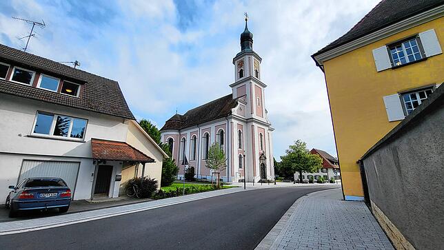 Die Barockkirche Peter und Paul an der Hauptstraße in Hilzingen ist sein Gotteshaus.