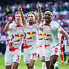 Leipzigs Kevin Kampl (M) jubelt nach seinem Tor zum 0:1 mit Leipzigs Daniel Olmo Carvajal (l) und Leipzigs Mohamed Simakan (r).