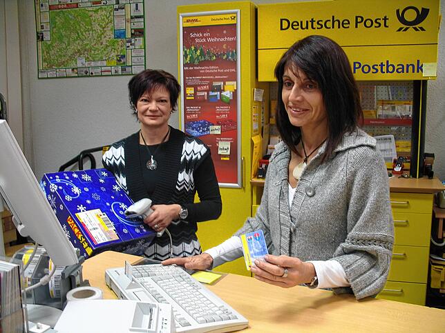 Das waren noch Zeiten: Ina Riemke (links) und Uschi Weisser betreuen 2009 in der Vorweihnachtszeit Kunden in der damals noch von der ...