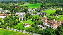 Die Luisenklinik mit ihren zahlreichen Gebäuden (mitte und links) kauft jetzt das seit Jahren leerstehende Haus Hohenbaden (rechts) in ...