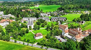 Die Luisenklinik mit ihren zahlreichen Gebäuden (mitte und links) kauft jetzt das seit Jahren leerstehende Haus Hohenbaden (rechts) in ...