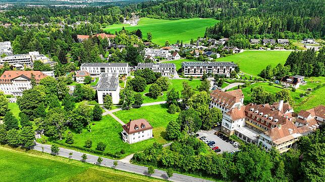 Die Luisenklinik mit ihren zahlreichen Gebäuden (mitte und links) kauft jetzt das seit Jahren leerstehende Haus Hohenbaden (rechts) in ...