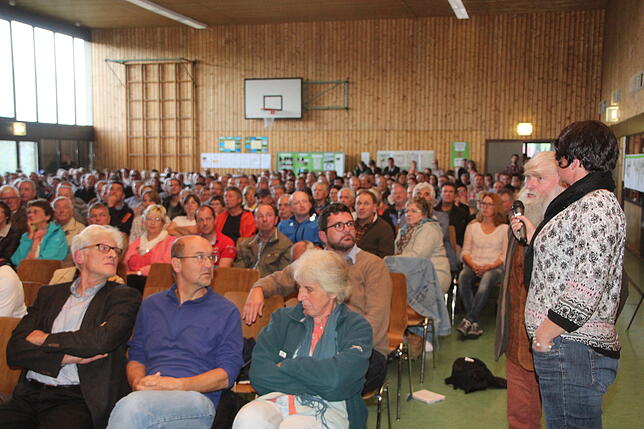 Bei einer Informationsveranstaltung der Windkraftgegner war die Riedöschinger Halle komplett besetzt.