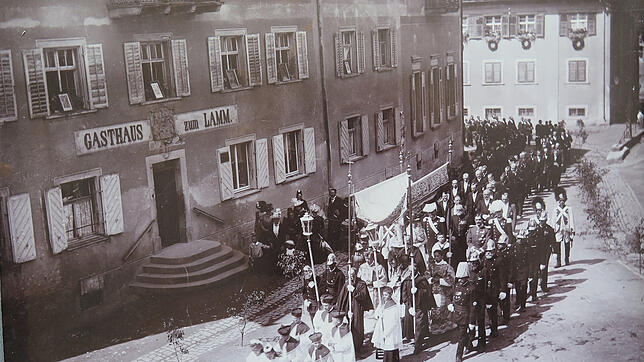 Das Gasthaus &bdquo;Lamm&ldquo; um die Wende vom 19. zum 20. Jahrhundert. Über der Eingangstüre ist die Erinnerungstafel zu sehen, die ...