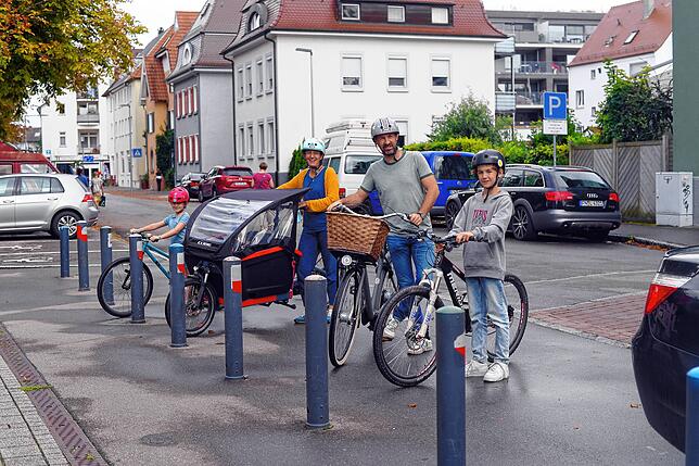 Lova, Gesa, Thomas und Frede Burghoff zeigen eine typische Engstelle auf dem Schulweg: Der Weg, der an der Musikschule in der Nähe des ...