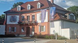 Was für einen riesigen Verwaltungsapparat das Rathaus Bad Dürrheim beherbergt und steuert, ist von außen nicht sichtbar. Foto: Sabine Naiemi