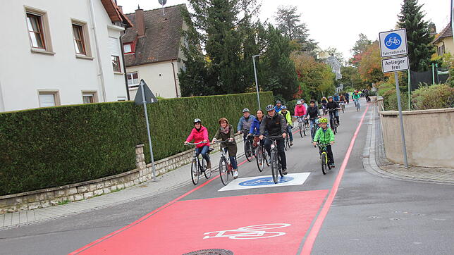 Oberbürgermeister Bernd Häusler führt die Radler bei der Eröffnung der Fahrradstraße an. Vom Hegau-Gymnasium geht es über die ...