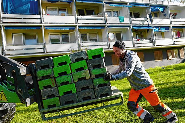 TBK- Mitarbeiter Torsten Eschholz beim Abbau des Bauzauns vor der Unterkunft in der Luisenstraße am Dienstagmorgen