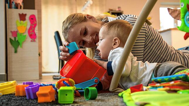 Frauen reduzieren für den Nachwuchs häufig ihre Arbeitszeit oder steigen gar ganz aus dem Job aus. Das kommt sie in Sachen Rente meist ...