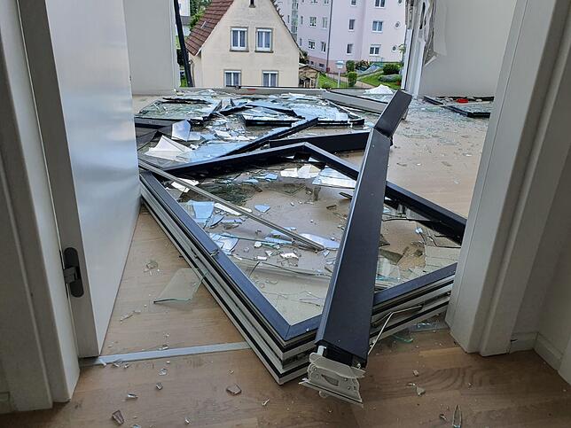 Bild 9: Bauunternehmer zerlegt Neubau-Fassade: Das sind die Bilder der Zerstörung
