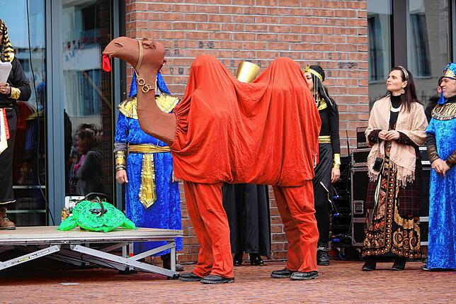 Bild 12: Rathaussturm Salem: Pharao Manfred Härle ist abgesetzt