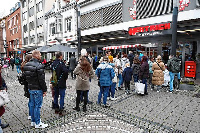Beim verkaufsoffenen Sonntag in Singen gab es bei Spezialitäten auch mal eine Warteschlange.