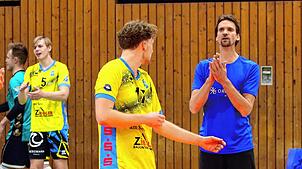 Trainer Christian Pampel (im Dialog mit Lukas Baumgärtner) musste gegen den TuS Kriftel ein enttäuschendes 0:3 quittieren.