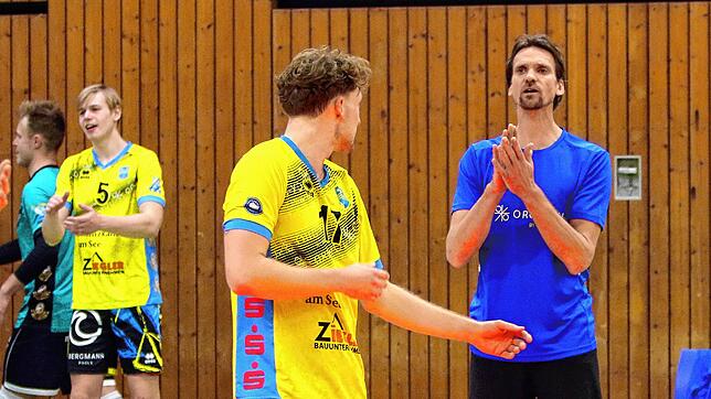Trainer Christian Pampel (im Dialog mit Lukas Baumgärtner) musste gegen den TuS Kriftel ein enttäuschendes 0:3 quittieren.