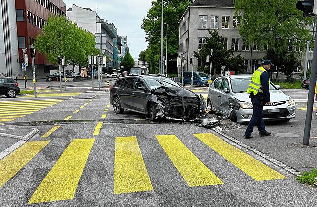 Zu einem schwereren Unfall mit hohem Schaden kam es am Dienstag in Aarau/Schweiz. Der Fahrer stand mutmaßlich unter dem Einfluss von Drogen.