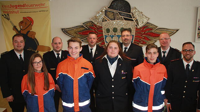 Die Kreisjugendfeuerwehr ist gut aufgestellt. Die neuen Kreisjugendsprecher sind (in Einsatzuniform vordere Reihe): Lena Nikeleit, ...