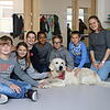 Alle lieben Henri: Der Schulhund von Schulsozialarbeiterin Johanna Heinz (rechts) begeistert die Schüler der Peter-Thumb-Schule in ...
