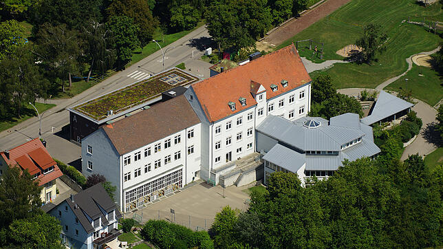 Die Erweiterung und Sanierung der Jakob-Gretser-Grundschule und der Turnhallen-Neubau ist auf Eis gelegt. Bei den Eltern sorgte diese ...