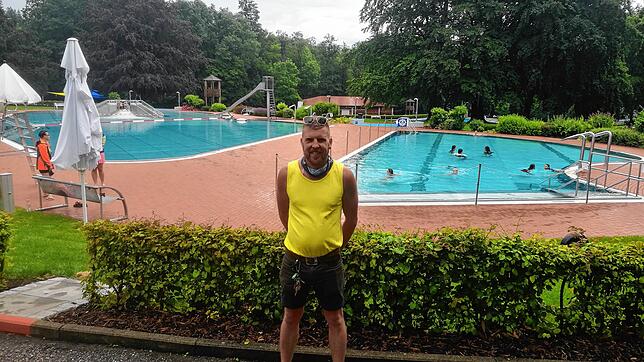 Nach dem Gewitter wurden die Becken wieder freigegeben: Badbetriebsleiter Rizzo ist zufrieden mit dem Ablauf am ersten Saisontag. ...