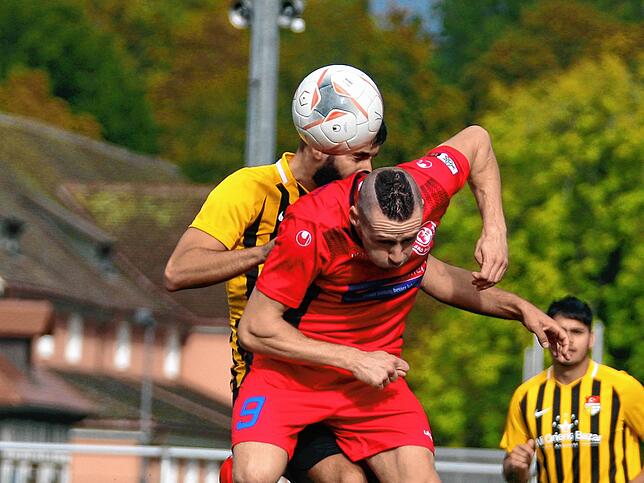 Kopfballduell zwischen Dimitri Bärwald (FC Bad Dürrheim) und Yusuf Koyuncuoglu (TSV Konstanz).