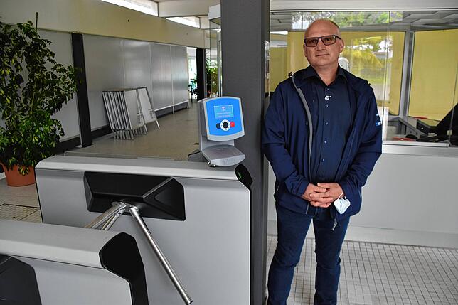 Thomas Reichert von Magnetic Autocontrol an der neuen Kassenanlage.