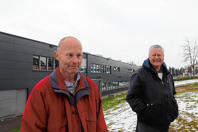 Alexander Merz und Rüdiger Hauer vor dem Gebäude der Firma Sick in Donaueschingen.
