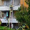 Während es in der Erdgeschosswohnung brennt, versuchen die Einsatzkräfte der Feuerwehr, die Wohnung im ersten Stock zu sichern.