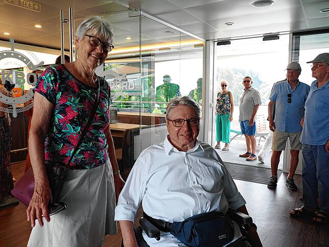 Bild 17: Die neue Fähre wird im Staader Hafen feierlich auf &bdquo;Richmond&ldquo; getauft. Diese Besucher sind dabei