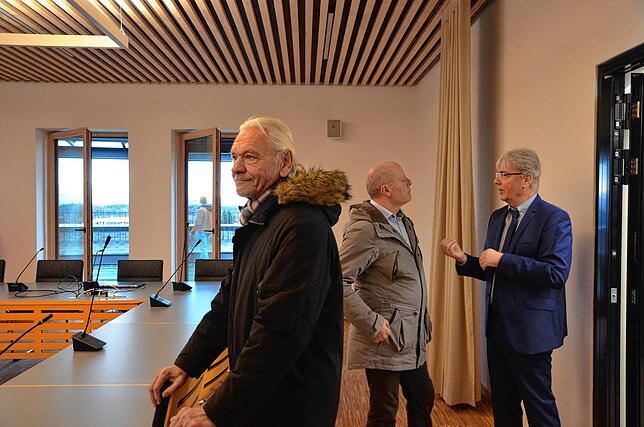 Günther Nitsche lässt den renovierten Ratssaal auf sich wirken. Hinter ihm sind Wolfgang Zimmermann und Klaus Schiele im Gespräch.
