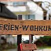 Ein Schild weist auf eine Ferienwohnung hin. In der Bodenseeregion spielt Tourismus eine wichtige Rolle. Im Stockacher Planungsausschuss ...