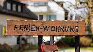 Ein Schild weist auf eine Ferienwohnung hin. In der Bodenseeregion spielt Tourismus eine wichtige Rolle. Im Stockacher Planungsausschuss ...