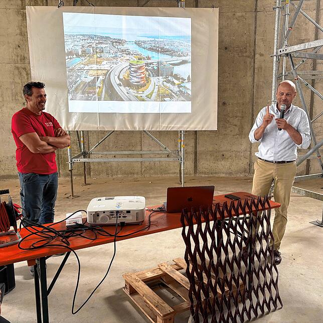 Geschäftsführer Johannes Schweizer und Bauleiter Mike Vivas erklären das Panorama-Projekt. Vorne in der Mitte ein Muster der ...