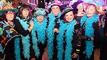 Leuchtend: Federboas und wunderschöne Hüte. Auch das zeichnet die Wiiberfasnacht in Bad Säckingen aus.