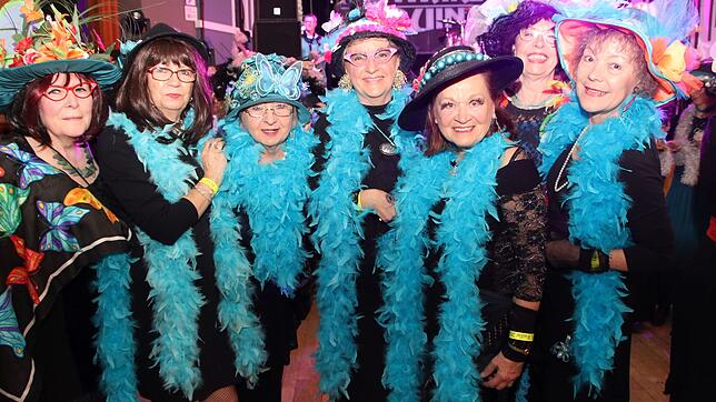Leuchtend: Federboas und wunderschöne Hüte. Auch das zeichnet die Wiiberfasnacht in Bad Säckingen aus.