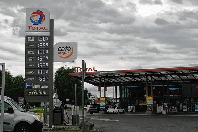 Der Liter Super E5 kostet an der Total-Tankstelle in Gottmadingen am 6. Juli gegen 15.30 Uhr 1,63 Euro.
