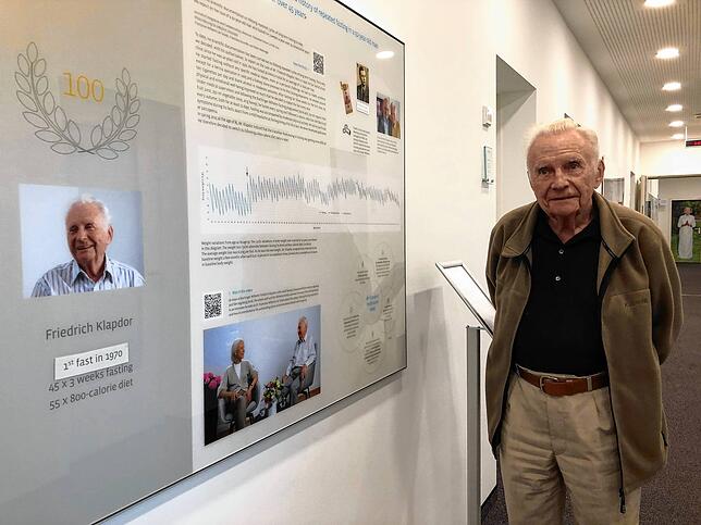 Friedrich Klapdor vor seiner eigenen Schautafel im Klinikstandort in Überlingen.