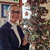 Daisendorfs Bürgermeisterin vor dem Weihnachtsbaum im Rathaus. Die Amtszeit von Jacqueline Alberti endet im November 2025.