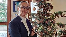 Daisendorfs Bürgermeisterin vor dem Weihnachtsbaum im Rathaus. Die Amtszeit von Jacqueline Alberti endet im November 2025.