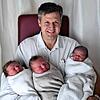 Levente Urbancsek, Arzt aus dem Geburtshilfe-Team der Helios Klinik, die Rottweiler Dreikönigstagsbabys im Arm – nämlich Nick Lio, ...