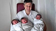 Levente Urbancsek, Arzt aus dem Geburtshilfe-Team der Helios Klinik, die Rottweiler Dreikönigstagsbabys im Arm – nämlich Nick Lio, ...