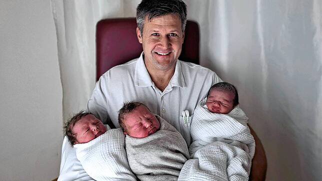 Levente Urbancsek, Arzt aus dem Geburtshilfe-Team der Helios Klinik, die Rottweiler Dreikönigstagsbabys im Arm – nämlich Nick Lio, ...