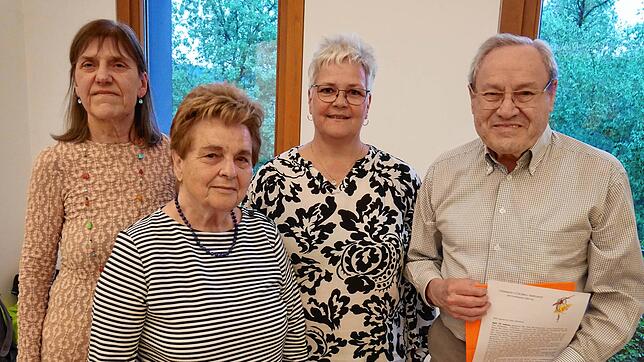 Die Geehrten des Münsterchors Bad Säckingen (von links): Rosemarie Boos-Baumgartner, Monika Eller, Martina Robert und Karl Kirsten. ...